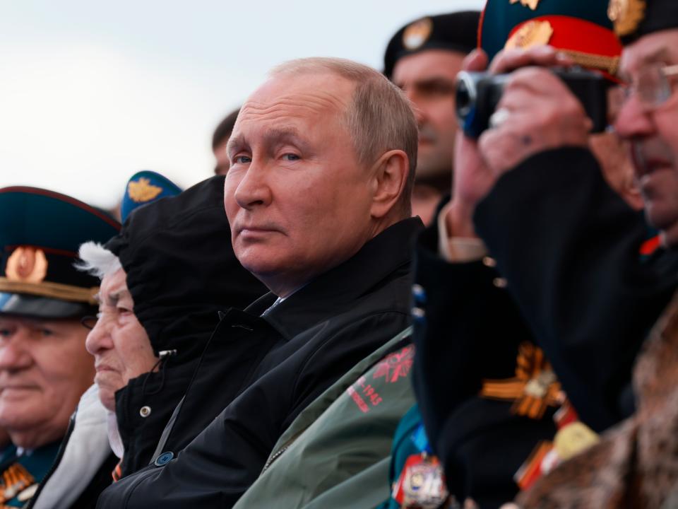 Putin next to generals