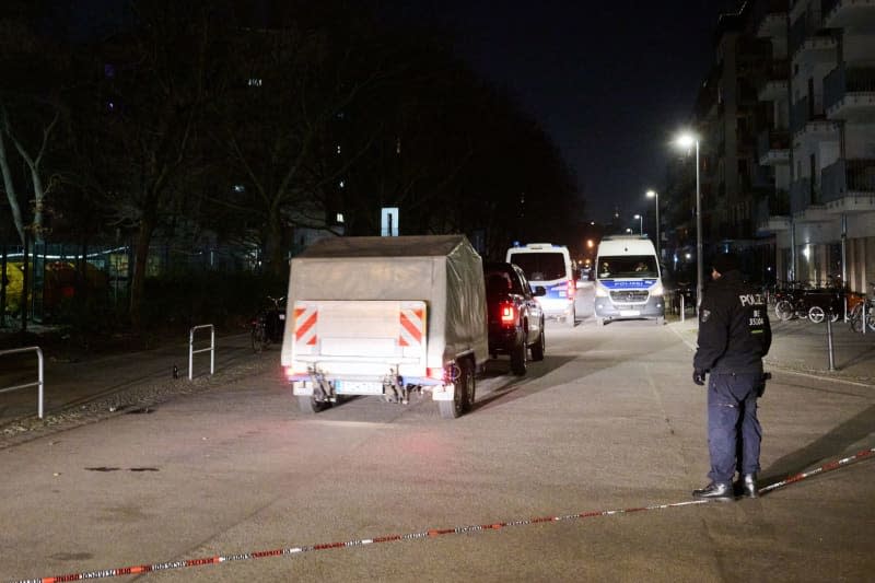 A police vehicle with a special trailer for the removal of a dangerous object drives into Sebastian Street. Two days after the arrest of former RAF terrorist Daniela Klette, the case continues to keep the capital on tenterhooks: the removal of dangerous weapons from the home of former RAF terrorist Daniela Klette in Berlin-Kreuzberg dragged on for many hours into the night on Thursday. Annette Riedl/dpa