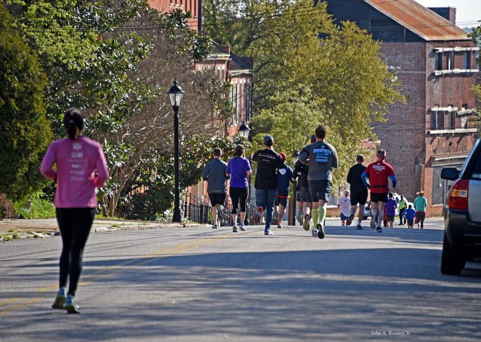 Participants run on the 2016 Petersburg Half-Marathon and 5K course.