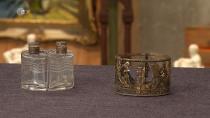 Das Flacon-Set mit einer vergoldeten Silberhalterung aus den 1890er-Jahren schätzte der Experte auf 280 bis 320 Euro. (Bild: ZDF)