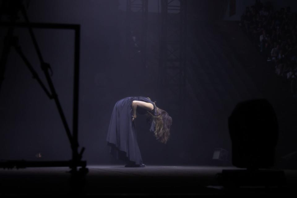 日本人氣女歌手Aimer時隔五年再度來台開唱，感激粉絲支持的她數度鞠躬。（雅慕斯娛樂 提供）