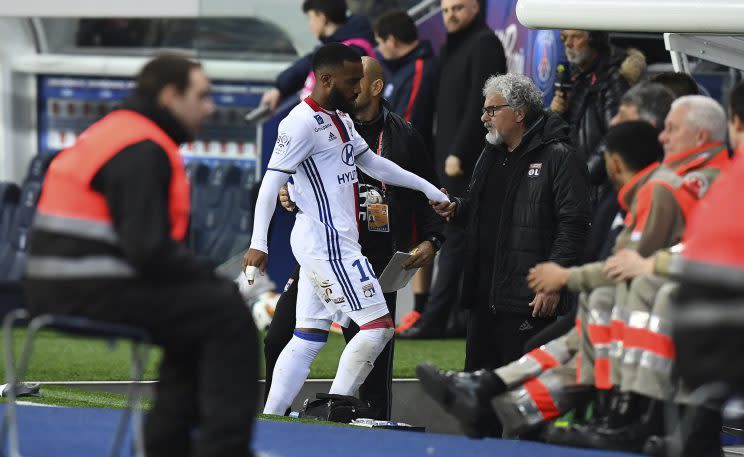 <p>À la 52e minute, l’attaquant lyonnais, visiblement blessé, est remplacé par Sergi Darder. Coup dur pour l’équipe de France. Ah bah non, en fait… (crédit AFP)</p>