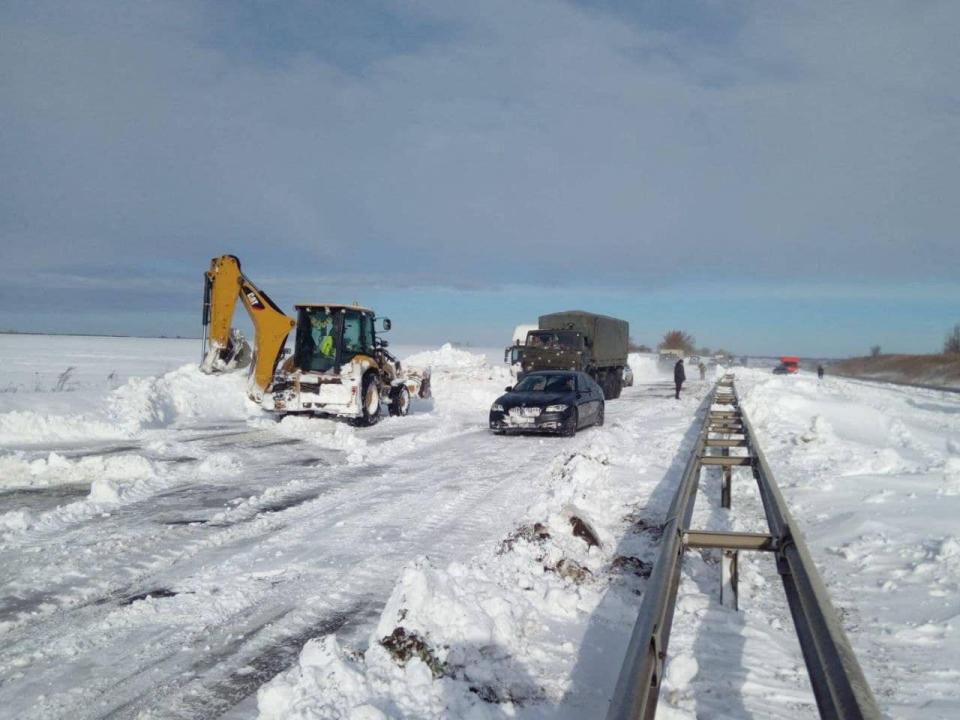 Ukrainian service members help to clear a highway and release cars stuck in snow following a heavy snowstorm in Odesa region (via REUTERS)