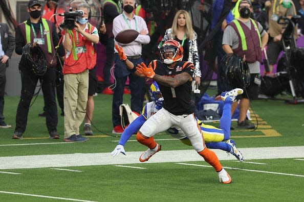 Ja'Marr Chase one-handed catch video: Bengals WR makes incredible grab in  first quarter of Super Bowl 56 - DraftKings Network