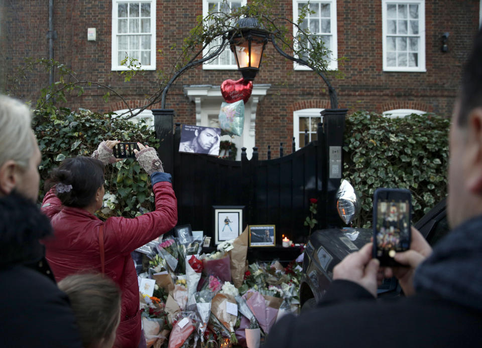 Fans mourn the death of George Michael