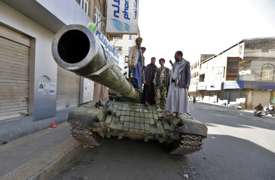 <p>Huthi-Rebellen stehen auf einem Panzer vor der Residenz des ehemaligen jemenitischen Präsidenten Ali Abdullah Salih in Sanaa. Kurz zuvor hatte das von den Rebellen kontrollierte Innenministerium die Ermordung des Ex-Präsidenten bekannt gegeben – in einem Video soll seine Leiche zu sehen gewesen sein. (Bild: MOHAMMED HUWAIS/AFP/Getty Images) </p>