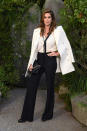 <p>Y enfúndate en un pantalón acampanado. Una prenda que surgió casi a finales de la década de los 60. Así lo hizo la guapa Cindy Crawford, quien lo combinó con un blazer blanco. Ella completó su look con una corbata sin anudar. <em>Foto: Pascal Le Segretain/Getty Images </em> </p>