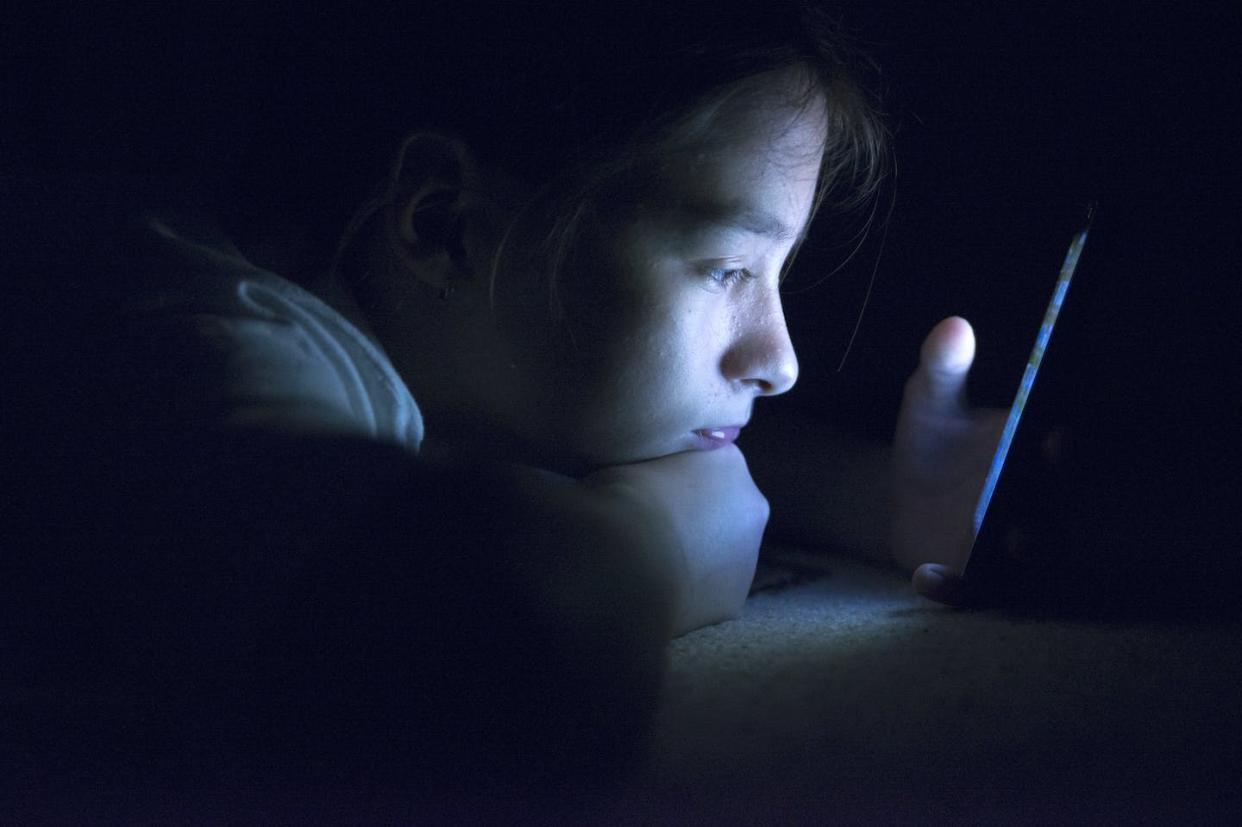 When teens can’t sleep, they often scroll online well into the night, which only exacerbates the problem. <a href="https://www.gettyimages.com/detail/photo/teenager-sending-email-from-smart-phone-in-her-bed-royalty-free-image/537460890?phrase=teens+screens&adppopup=true" rel="nofollow noopener" target="_blank" data-ylk="slk:ljubaphoto/E+ via Getty Images;elm:context_link;itc:0;sec:content-canvas" class="link ">ljubaphoto/E+ via Getty Images</a>