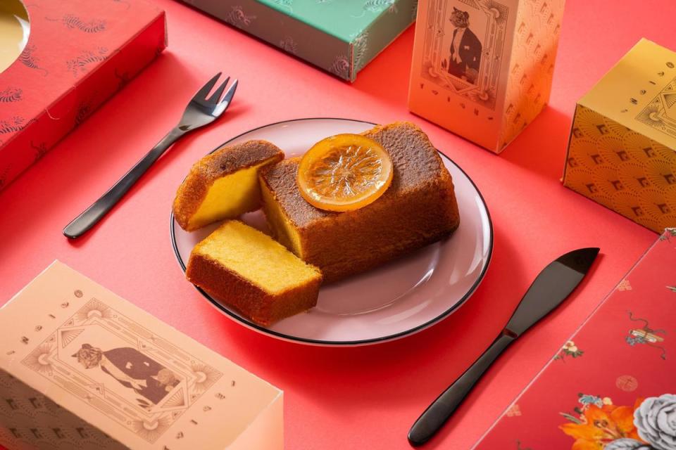「虎富滿堂」春節禮盒內含焦糖橙心蛋糕、知名陶瓷器皿品牌Luzerne的仿搪瓷圓盤，以及飯店精心設計製作的黑鋼刀叉組。（台北大直英迪格提供）