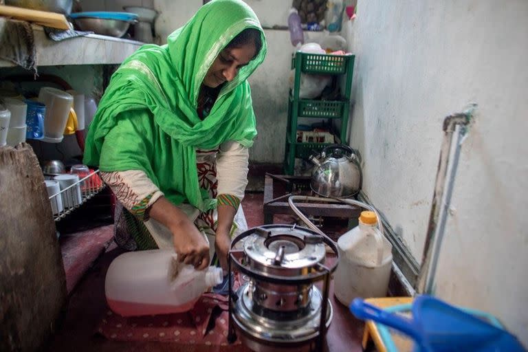 El Programa Mundial de Alimentos (PMA) de Naciones Unidas ha empezado este jueves a distribuir cupones de comida a mujeres embarazadas en distritos marginados de Colombo, la capital de Sri Lanka