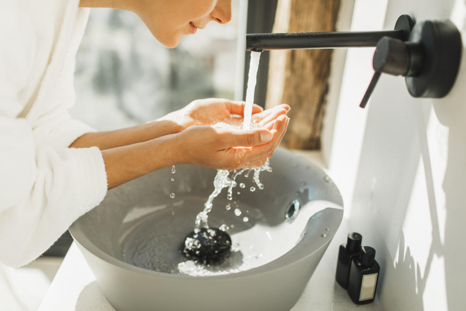 Die gründliche Reinigung des Gesichts sollte sowohl morgens als auch abends zur täglichen Beauty-Routine dazugehören. (Symbolbild: Getty Images)