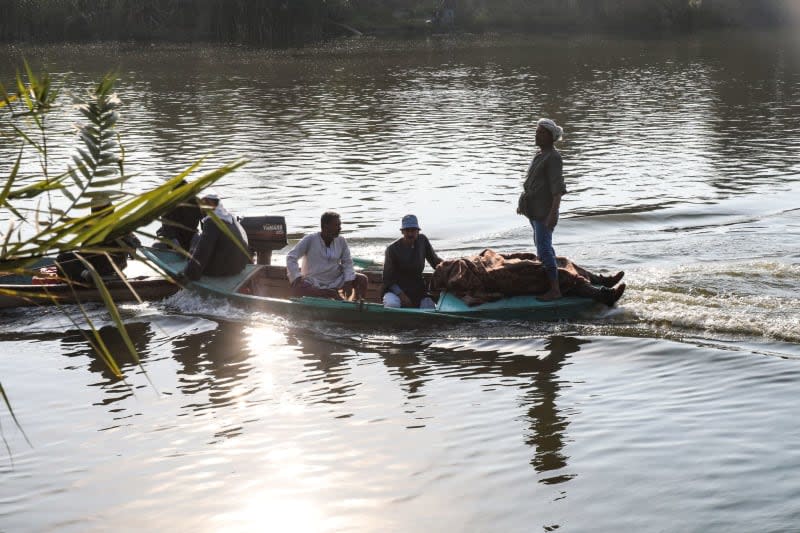 Fishermen recover a body from the river Nile in Monsha'et El Kanater, after a ferry boat carrying labourers sunk leaving at least three people dead. Search and rescue efforts are under way for missing people in the accident, Egyptian media reported. The small boat was carrying eight to 10 workers when it sank, state-owned newspaper al-Ahram reported online. Mahmoud Elkhwas/dpa