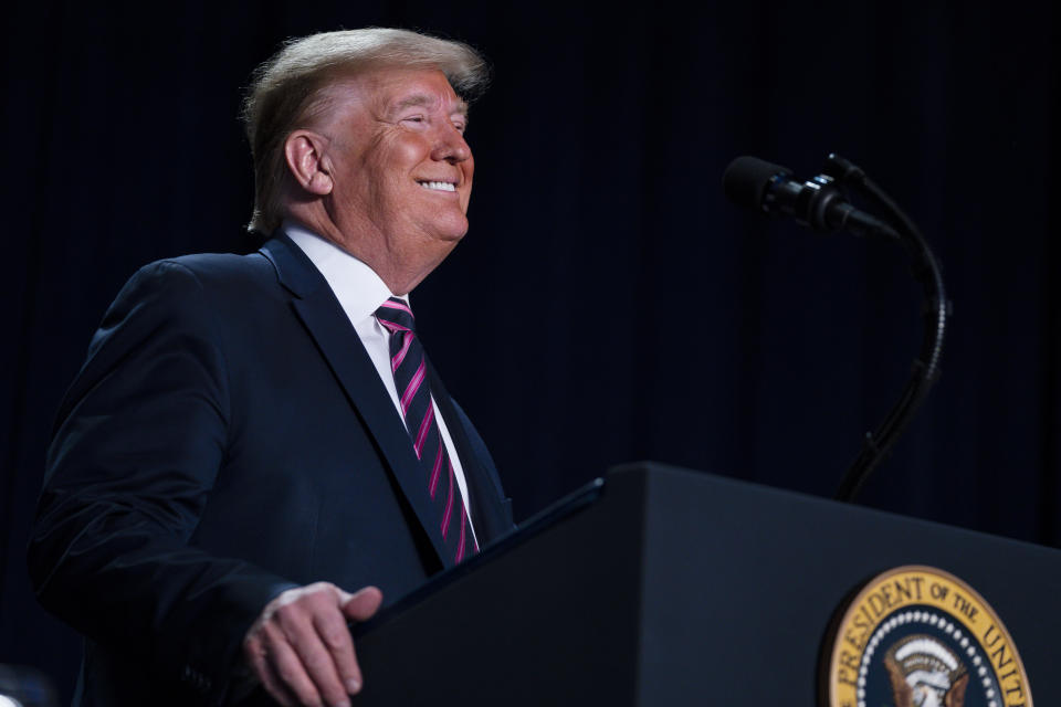 El presidente Donald Trump sonríe durante su discurso en el 68vo Desayuno Nacional de Oración en el hotel Washington Hilton, jueves 6 de febrero de 2020. (AP Foto/ Evan Vucci)