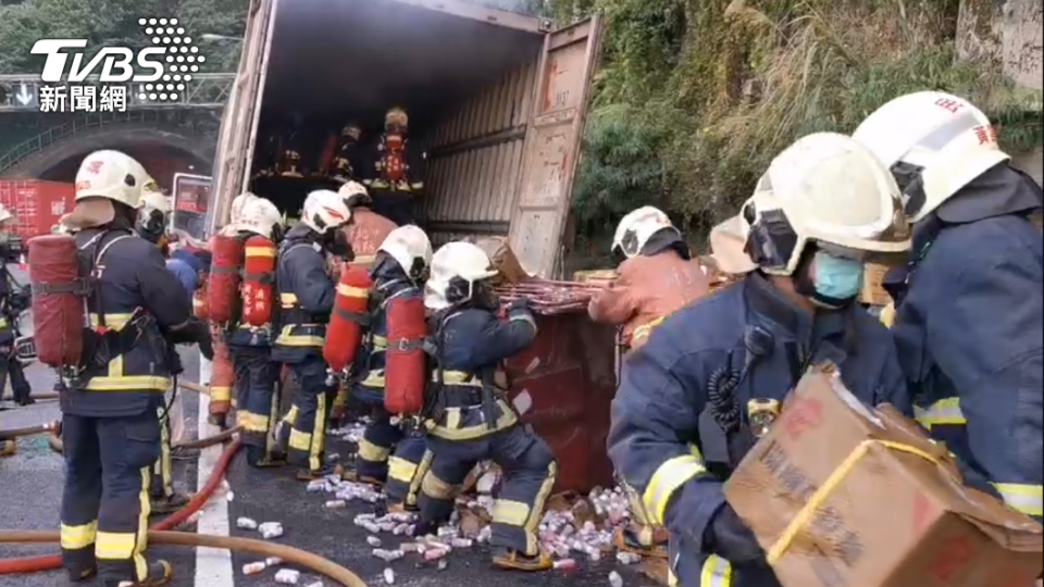 警消趕緊將車內酒精等物品取出，避免易燃物再度引起大火。（圖／TVBS）