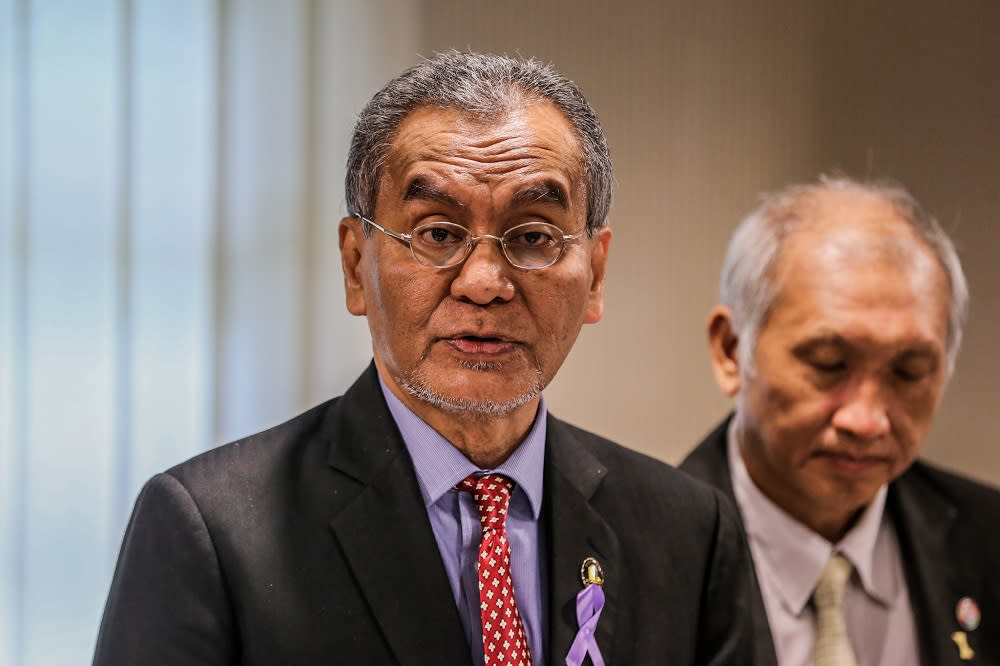 Datuk Seri Dzulkefly Ahmad has revealed that he was approached by individuals claiming to be representatives of Bersatu president Tan Sri Muhyiddin Yassin during the recently concluded Malaysian political crisis. — Picture by Firdaus Latif