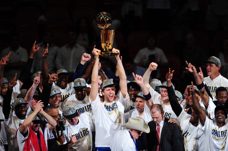 Da ist das Ding. Dirk in seinem größten sportlichen Moment, 2011 mit der Trophäe des NBA-Meisters in den Händen. Zum besten Spieler wurde er natürlich auch gewählt. (Bild: Mark Ralston/AFP via Getty Images)