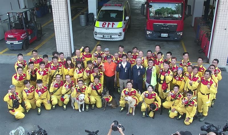 高市特搜隊包含警消48人、義消12人、醫護3人、土木技師2人，跟4隻搜救犬。（圖／翻攝自陳其邁臉書）