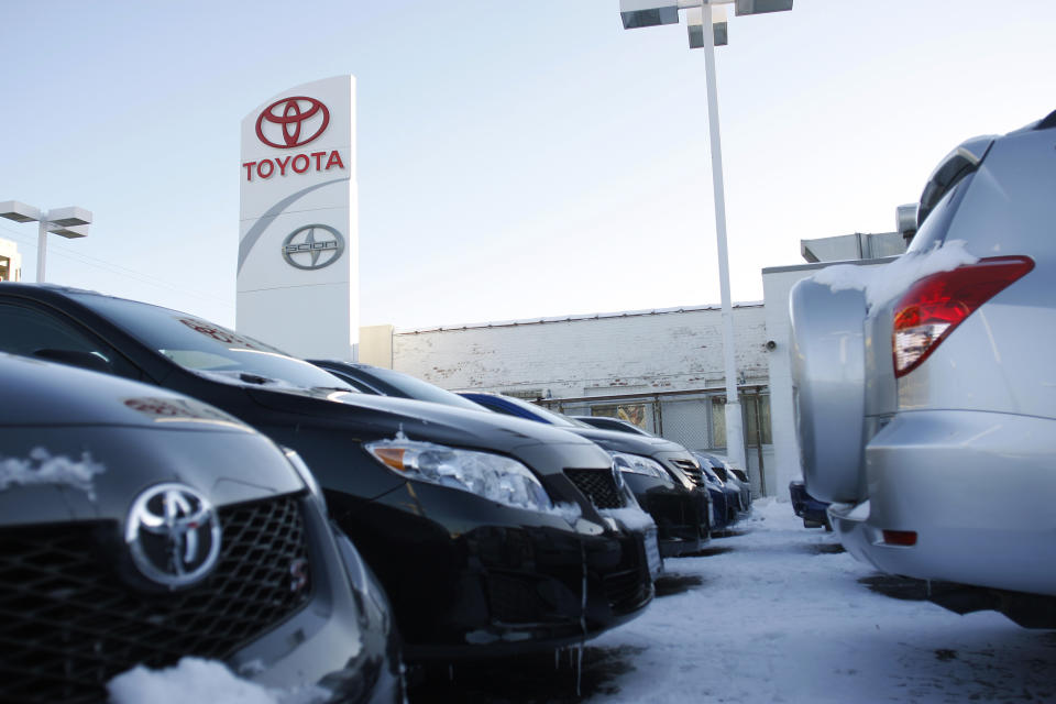 Automobiles sit in a parking lot at a Toyota dealership in Chicago, December 22, 2008. Toyota Motor Corp forecast a first-ever annual operating loss, blaming a relentless sales slide and a crippling rise in the yen in what it said was an emergency unprecedented in its 70-year history. REUTERS/Joshua Lott (UNITED STATES)