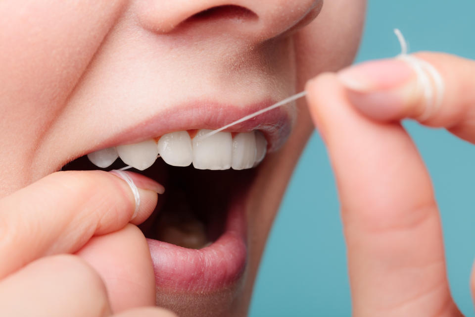 像是不定期刷牙、使用牙線和漱口水，以及忽略牙齒保健就可能導致色素累積和牙齒變黃。平常刷完牙之後記得用牙線清潔牙齒，避免牙垢堆積導致牙齒變黃。