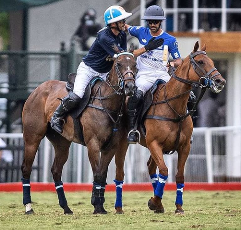 El saludo conmovedor entre Adolfo Cambiaso y Facundo Pieres después del último capítulo del clásico entre La Dolfina y Ellerstina, que prácticamente eliminó de la carrera por la copa de Palermo a la Z.