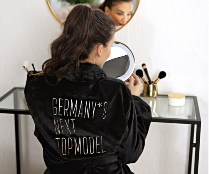 Der Bademantel ist dem Original, in dem auch die Anwärterinnen des Topmodel-Throns schon hervorragend aussahen, eins zu eins nachempfunden. (Bild: Rossmann.de)