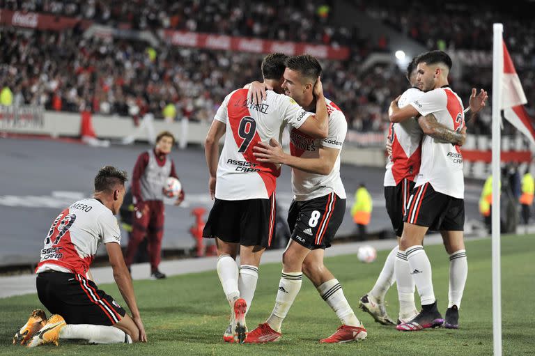 Los jugadores de River celebran el cuarto gol y, a la vez, la obtención del título local