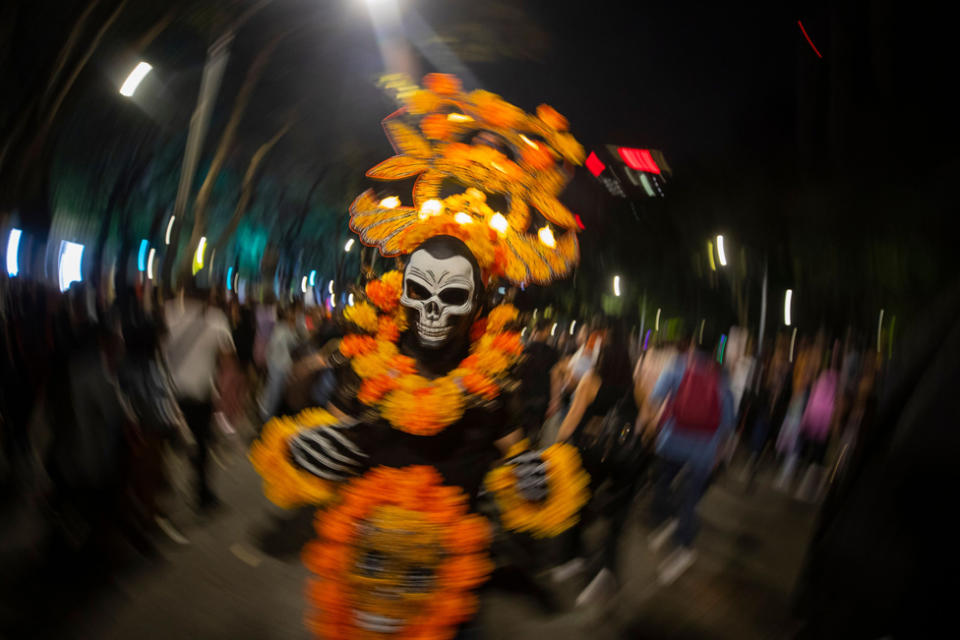 Personas disfrazadas participan en el Desfile de la Catrina como parte de las celebraciones del Día de Muertos, en la Ciudad de México, México, el 22 de octubre de 2023.