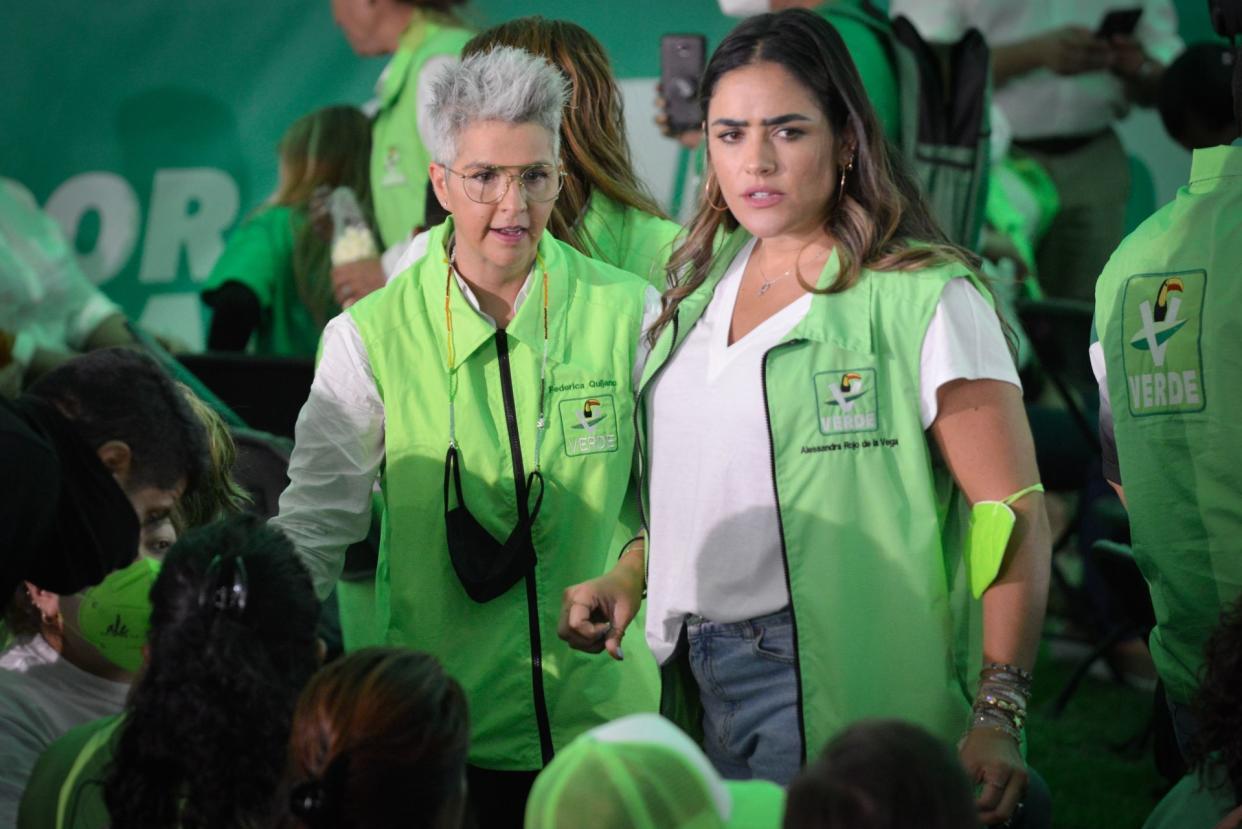 Federica Quijano, cantante y vocera del PVEM, junto y Alessandra Rojo de la Vega, diputada local del mismo partido, durante el cierre de campaña del partido verde/Foto: cuartooscuro.com