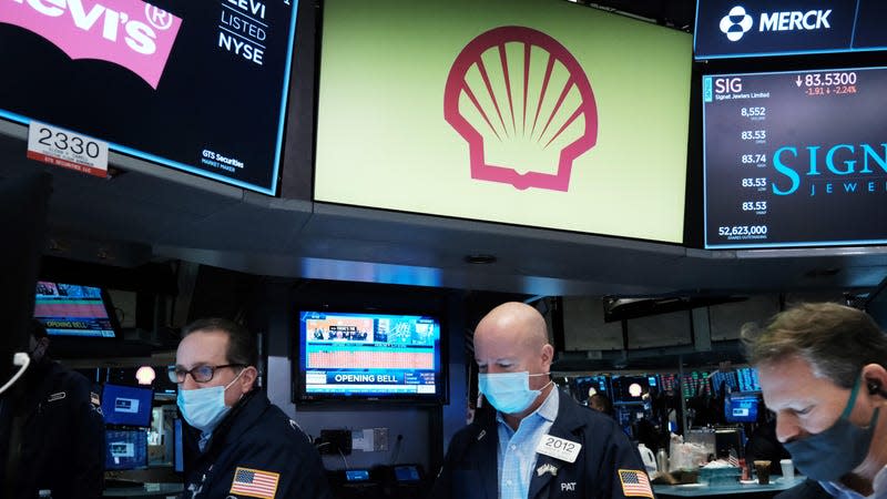 Traders work on the floor of the New York Stock Exchange (NYSE) on January 31, 2022 in New York City.