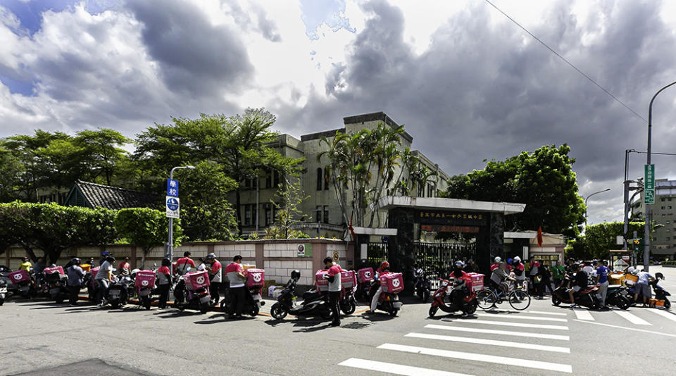 台北市不少高中，一到中午外送車擠滿校。照片／大鼻子詹姆仕的空攝新視界提供