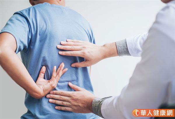 僵直性脊椎炎是一種全身系統性發炎疾病，罹患僵直性脊椎炎的患者，往往發炎最明顯、嚴重的部位為背部、關節，所以會出現背痛、關節痛。