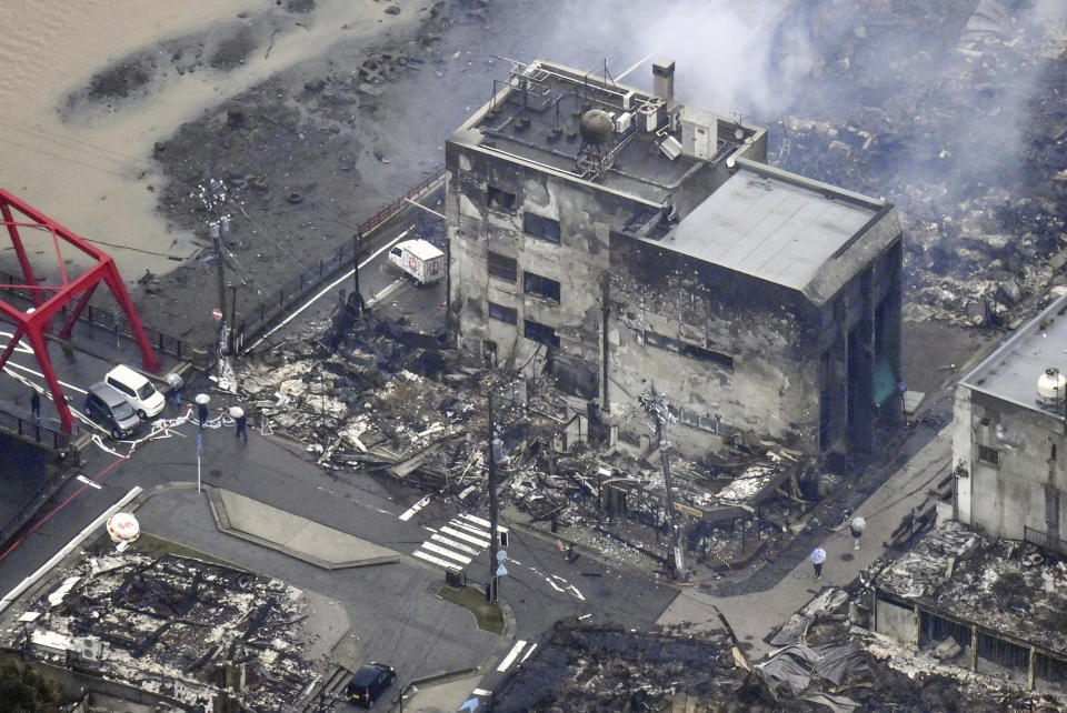 Un humo blanco sale de un edificio que se incendió tras los sismos que remecieron Wajima, en la prefectura de Ishikawa, Japón, el 3 de enero de 2024. (Kyodo News vía AP)