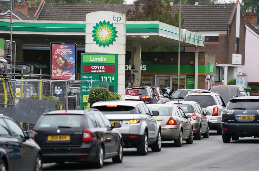 Vehicles queuing up outside a BP petrol station in Alton, Hampshire (Andrew Matthews/PA) (PA Wire)