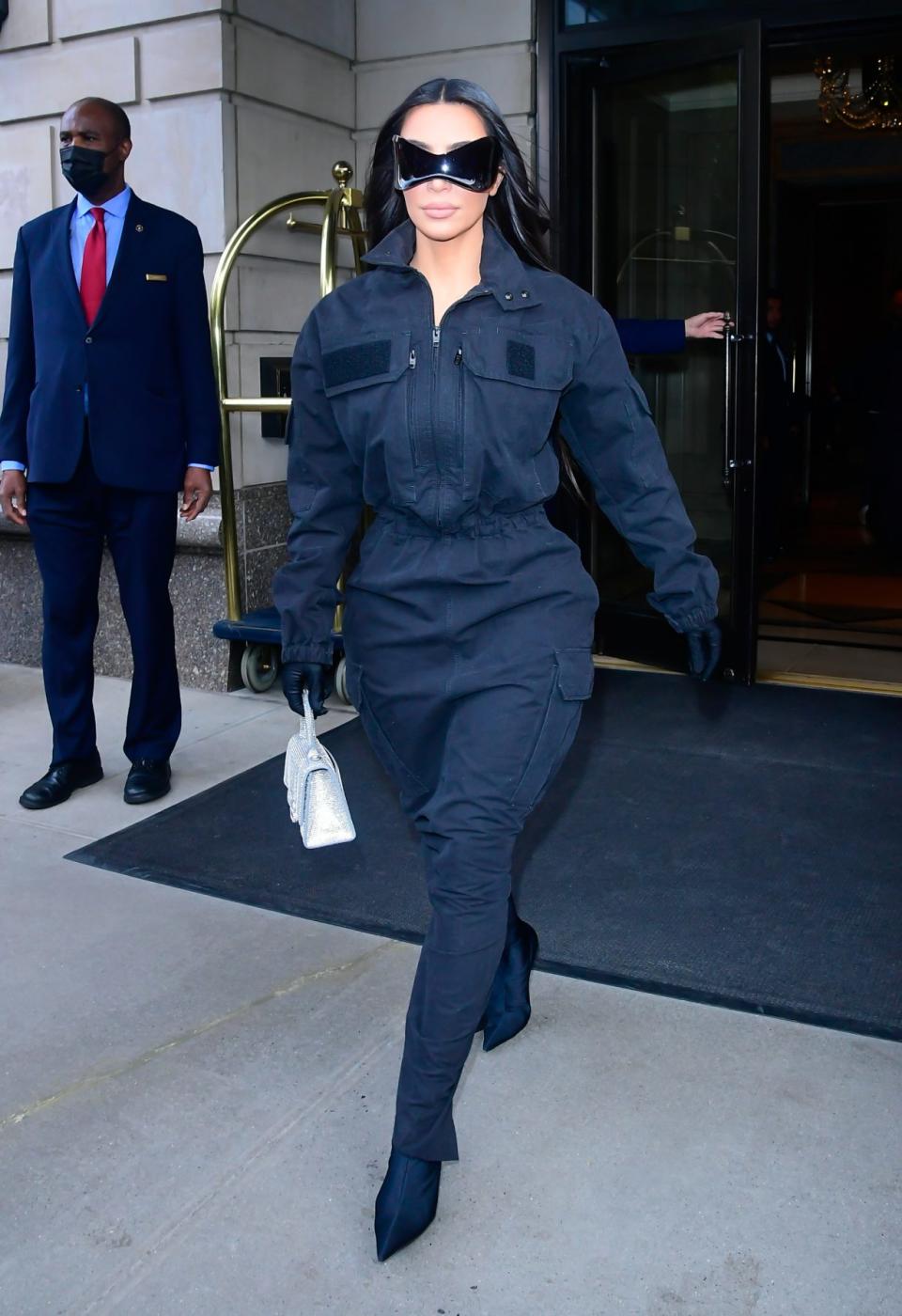 Kim Kardashian 身穿 Balenciaga。