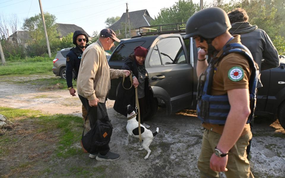 Ukrainian volunteers assist residents during the evacuation