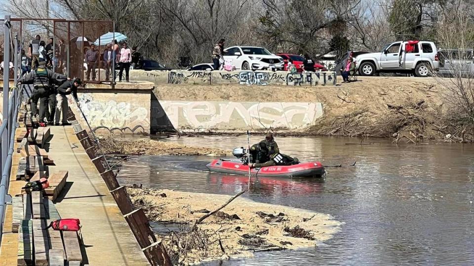 A photograph of the Kings County Sheriff’s Office searching for Roberto Hernández. 