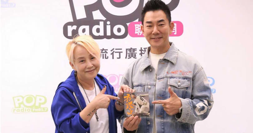 李明依（左）認為任賢齊（右）雖然出道多年，但始終像個大男孩。（圖／POP Radio）