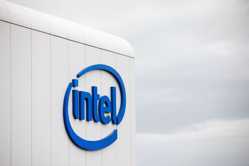 FOTO DE ARCHIVO: El logo del fabricante de chips estadounidense Intel Corp. en su "edificio inteligente" en Petah Tikva, cerca de Tel Aviv, Israel