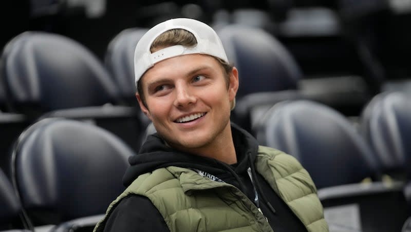 New York Jets quarterback Zach Wilson watches Golden State Warriors guard Stephen Curry warm up before an NBA basketball game against the Utah Jazz, Thursday, Feb. 15, 2024, in Salt Lake City.