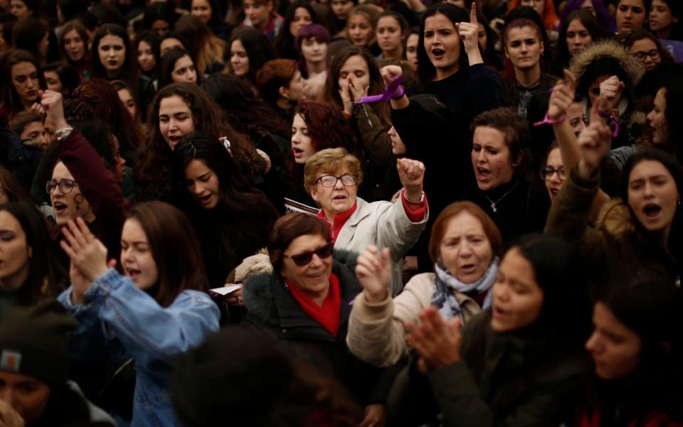 Mayores junto a jóvenes