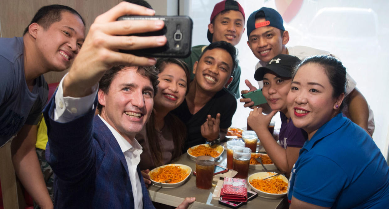 Justin Trudeau charms Manila while ordering fast food