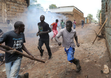 Opposition supporters run during clashes with police in Kibera slum in Nairobi, Kenya October 26, 2017. REUTERS/Goran Tomasevic