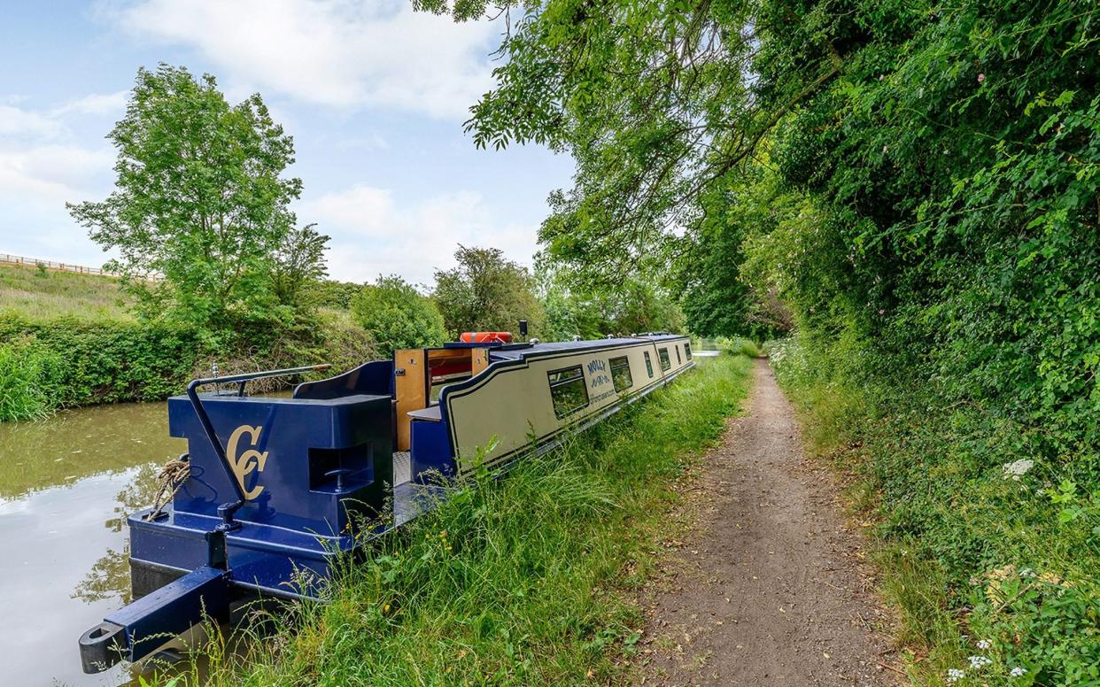 Clifton Cruises' 'Betty' in the Oxford canal