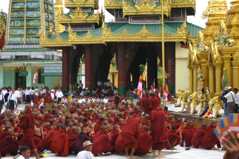 2007年緬甸僧侶發起的番紅花革命。(racoles - Monks Protesting in Burma@wikipedia/CC BY 2.0)