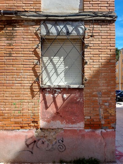 Edificio con graves daños en la fachada en un barrio de Madrid. Author provided