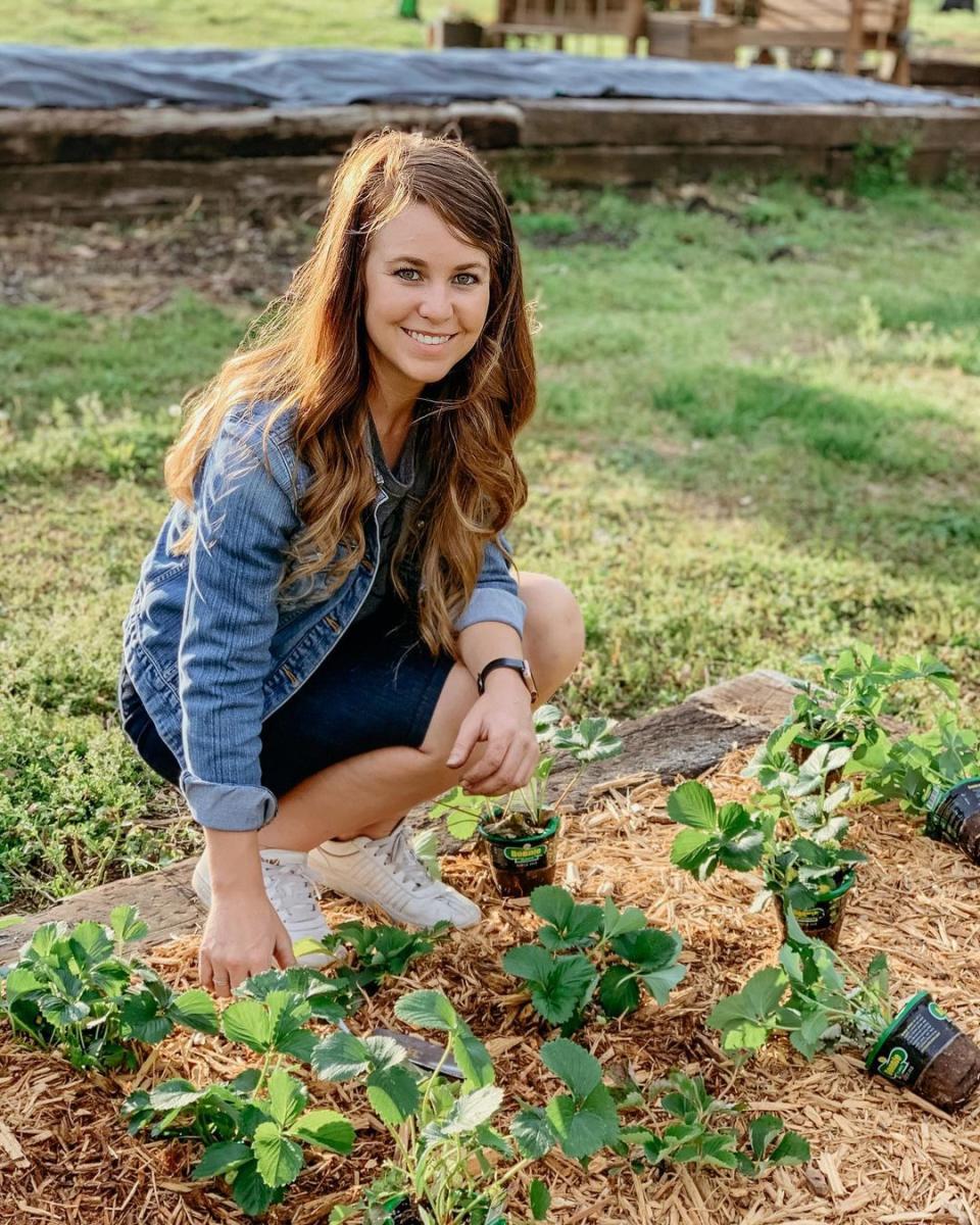 Jana Duggar? More like Jana Diggin! She's in a garden.