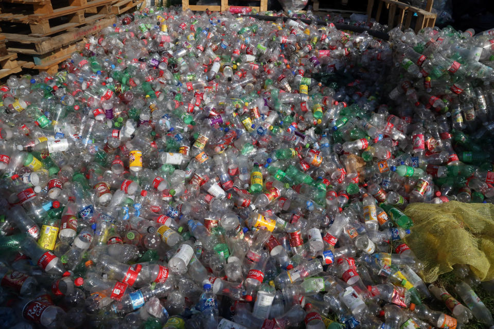 <p>TETELA DEL VOLCÁN, MORELOS.- Cientos de botellas de plástico donadas para la construcción de una casa ecológica esperan ser llenadas de tierra. La organización no gubernamental “Trabajemos Juntos”, integrada por Lucero Sánchez, Pilar Peña y Catalina Dí­az, gestionó fondos para la construcción de dos casas ecológicas en beneficio de afectados por el sismo del pasado 19 de septiembre. Una de las casas fue construida con botellas de plástico y vidrio, y la otra con pallets de madera. El diseño de las casas es del ingeniero Mario Alberto Tapia. En su construcción se utilizaron seis mil botellas de litro de refresco, llantas, y material reutilizable. FOTO: MARGARITO PÉREZ RETANA /CUARTOSCURO.COM </p>