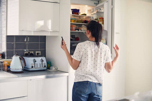 Si no has descansado lo suficiente, tienes más probabilidades de escoger comida poco saludable ya que te apetecerá más tomar carbohidratos y dulces. (Foto: Getty)