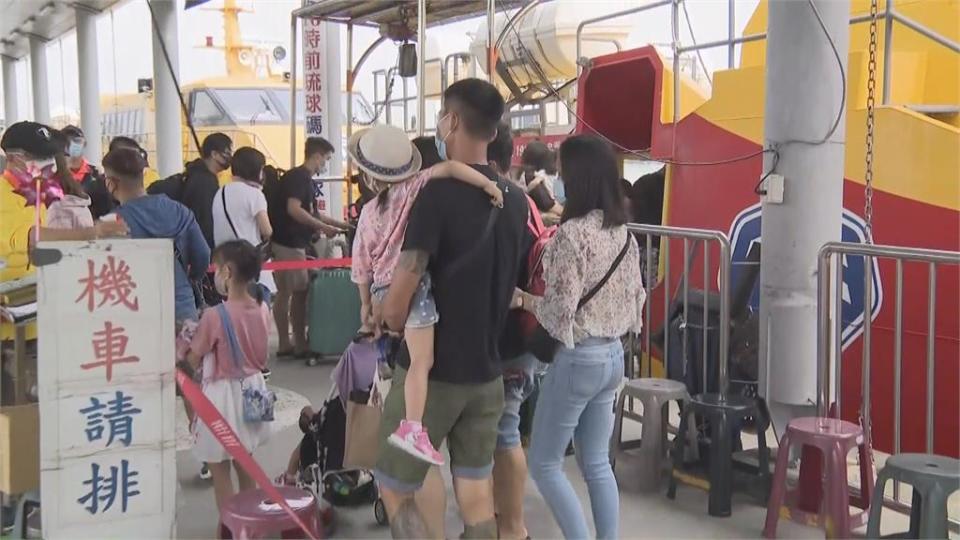 連假最後一天！　「圓規」風雨攪局　小琉球遊客提前搭船離島