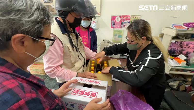 高雄門市開門營業，就有5名消費者上門退貨，其中有2人抱了一整箱。（圖／翻攝畫面）